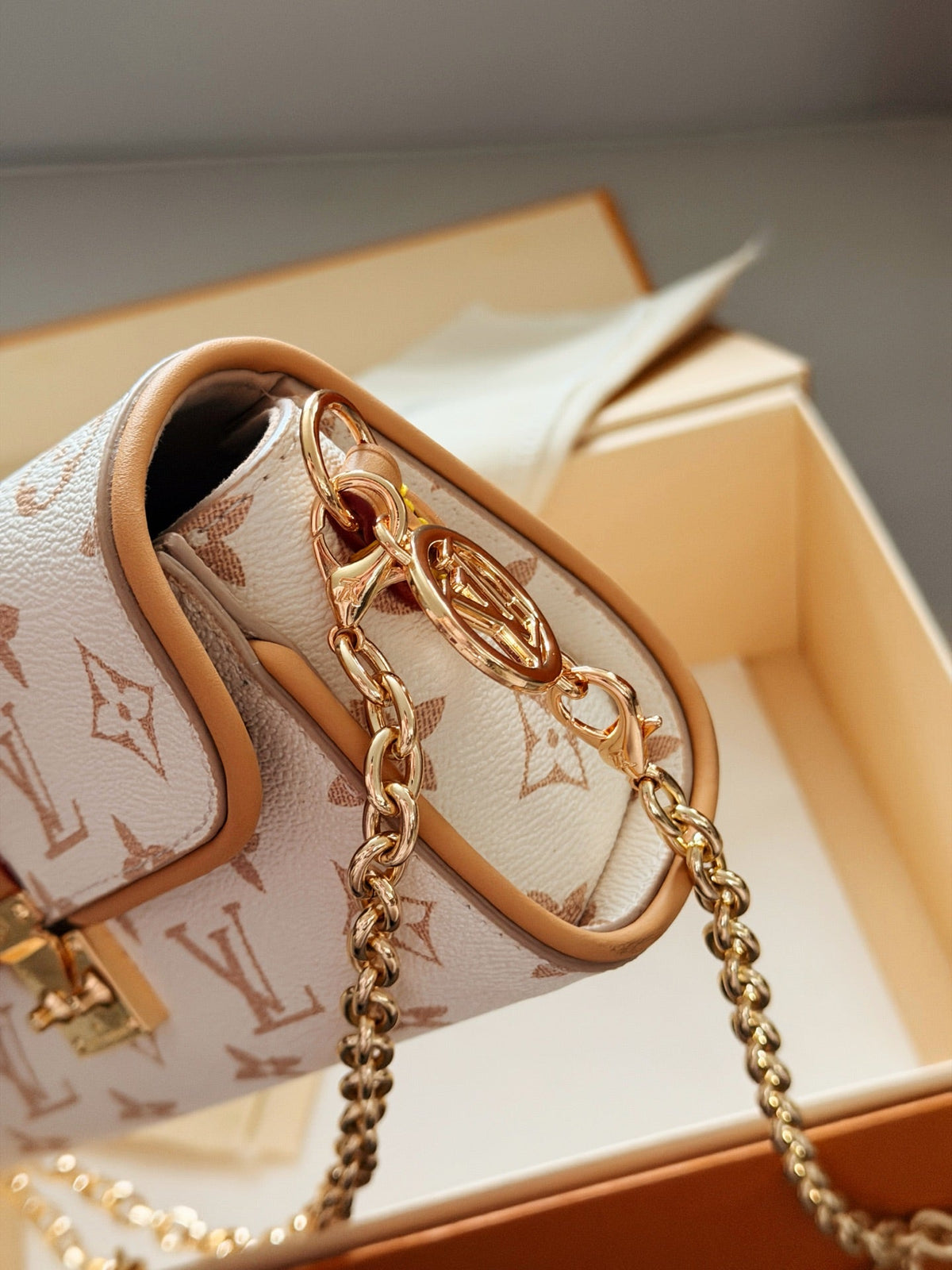 Designer White Shoulder Bag for Women 20*11cm LEM363