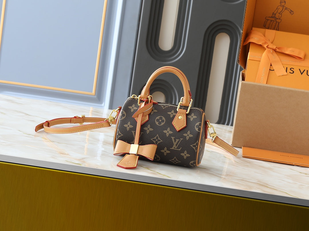 Designer Crossbody Bag for Women 16x10x7.5cm LEM251
