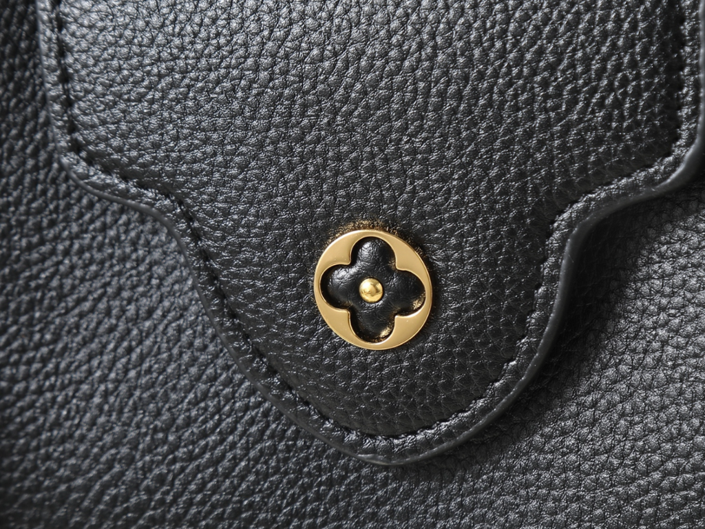 Designer Shoulder Bag for Women 22cm LEM410