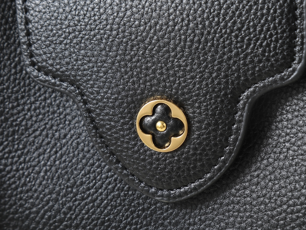 Designer Shoulder Bag for Women 22cm LEM410