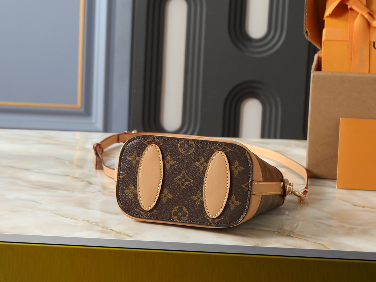 Brown Handbag for Women 18.0x21.0x12.0cm LEM439