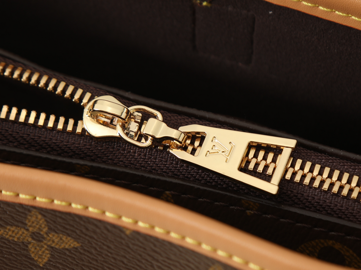 Brown Handbag for Women 18.0x21.0x12.0cm LEM439