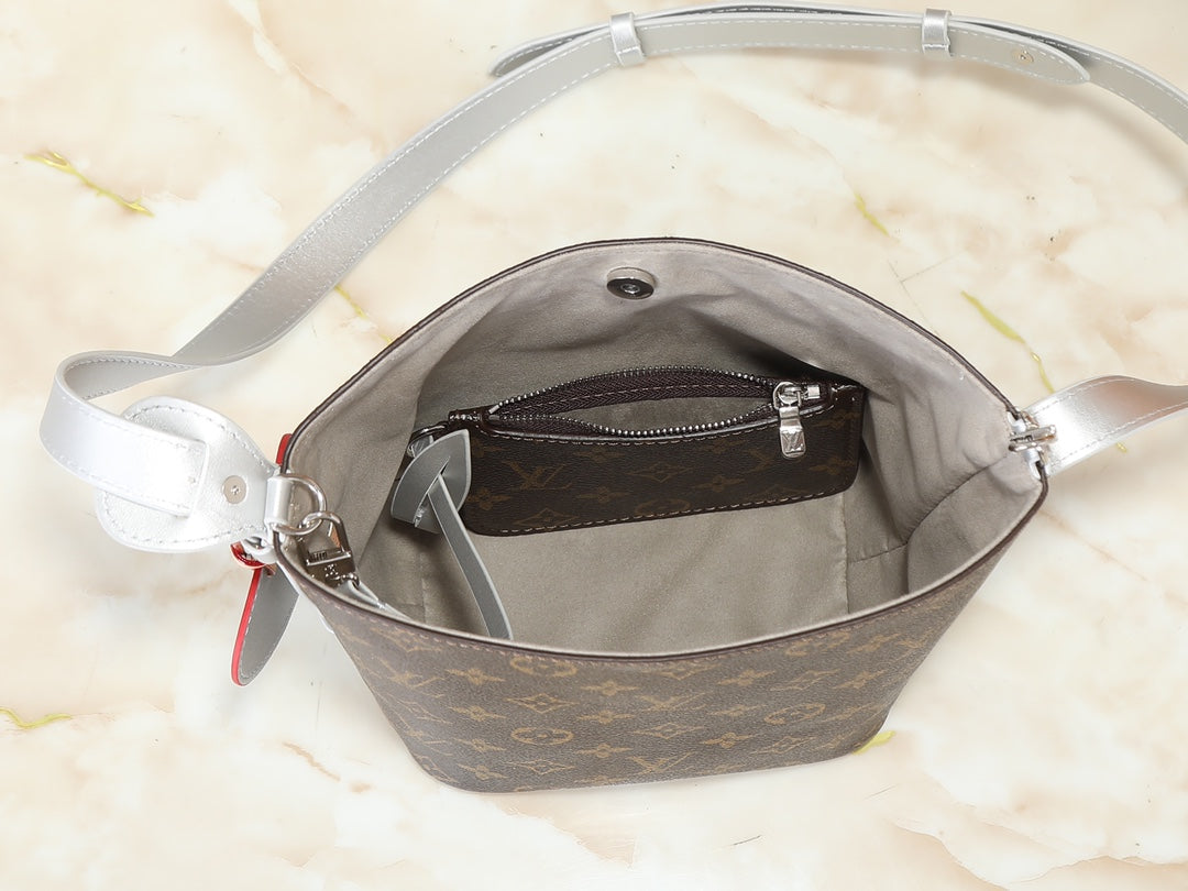 Black Bag for Women 16.0x18.0x12.0cm LEM335