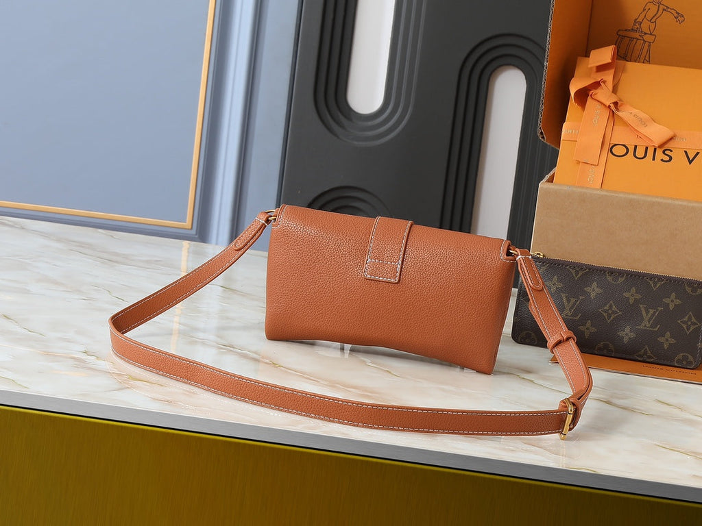 Designer Crossbody Bag for Women 22.0x13.0x3.5cm LEM302