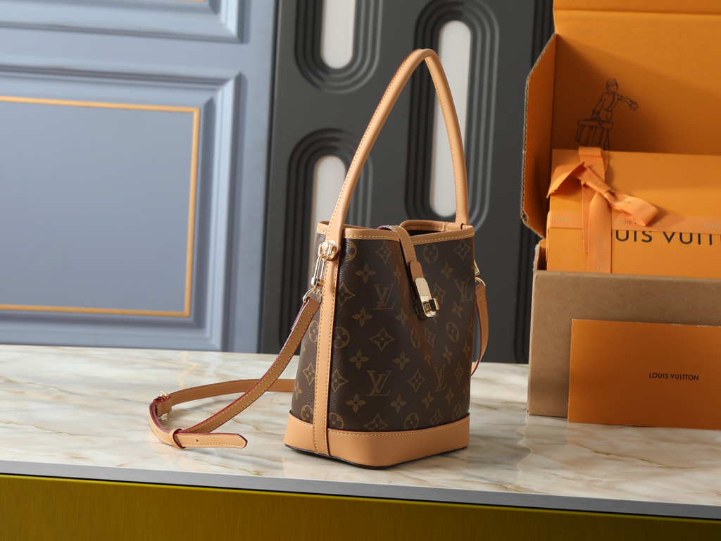 Brown Handbag for Women 18.0x21.0x12.0cm LEM439