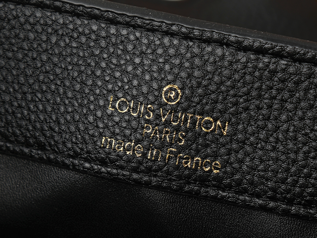 Designer Shoulder Bag for Women 22cm LEM410