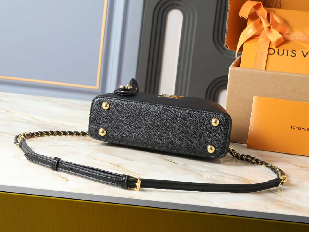 Designer Shoulder Bag for Women 22cm LEM410