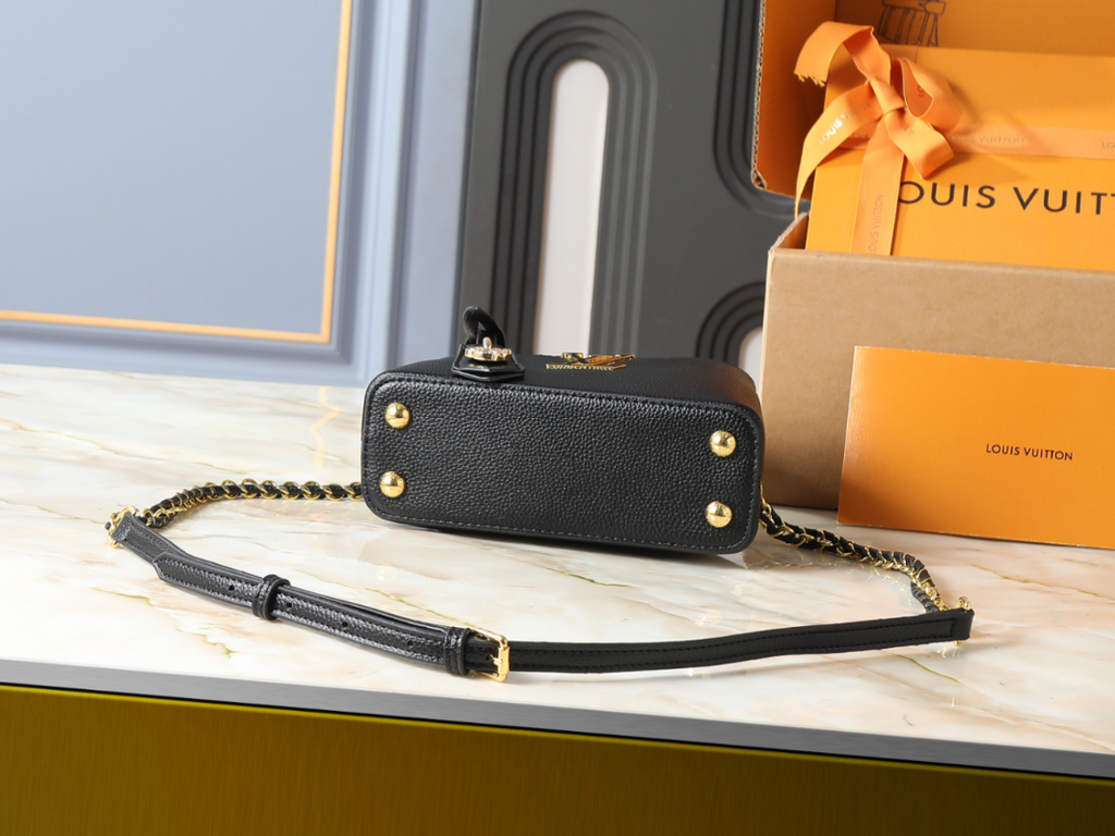 Designer Shoulder Bag for Women 22cm LEM410