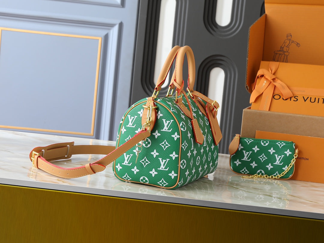 Designer Crossbody Bag for Women 25.0x15.0x15.0cm LEM341