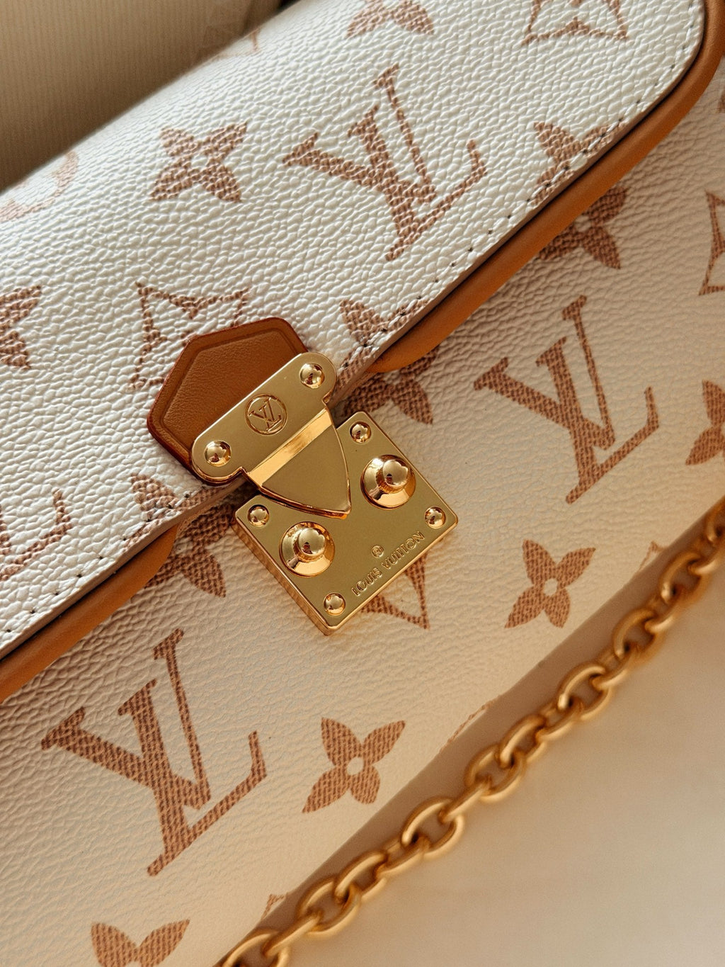 Designer White Shoulder Bag for Women 20*11cm LEM363