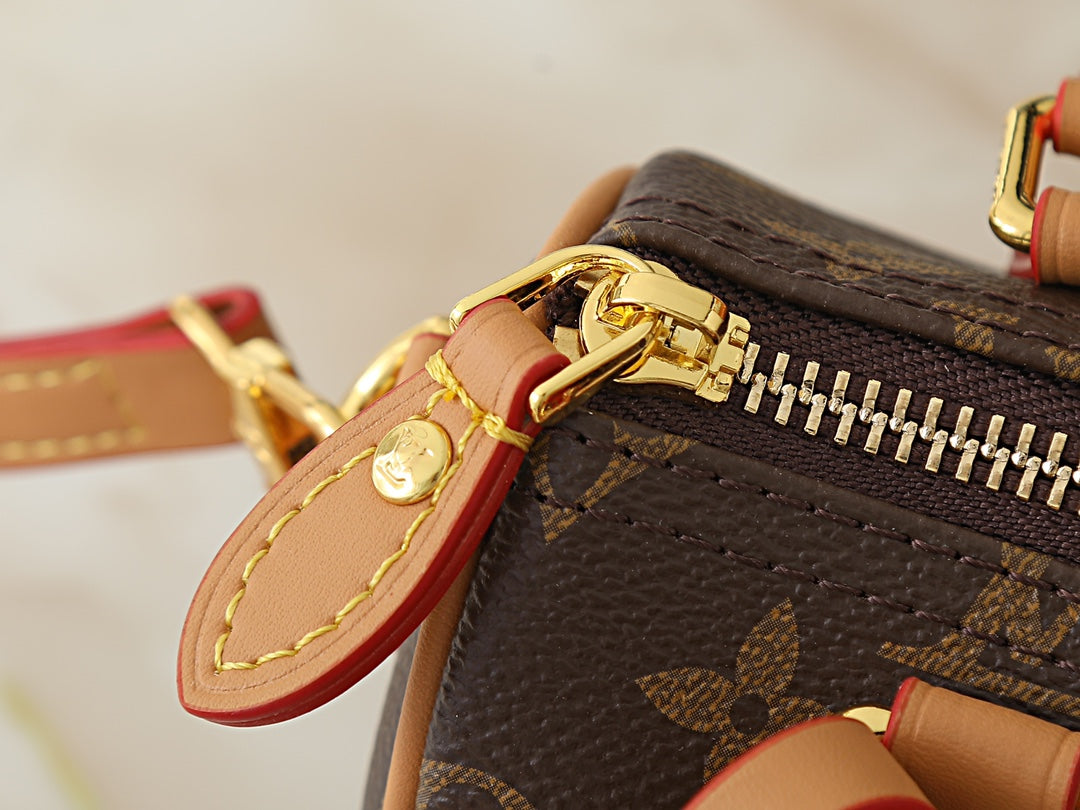 Designer Crossbody Bag for Women 16x10x7.5cm LEM338