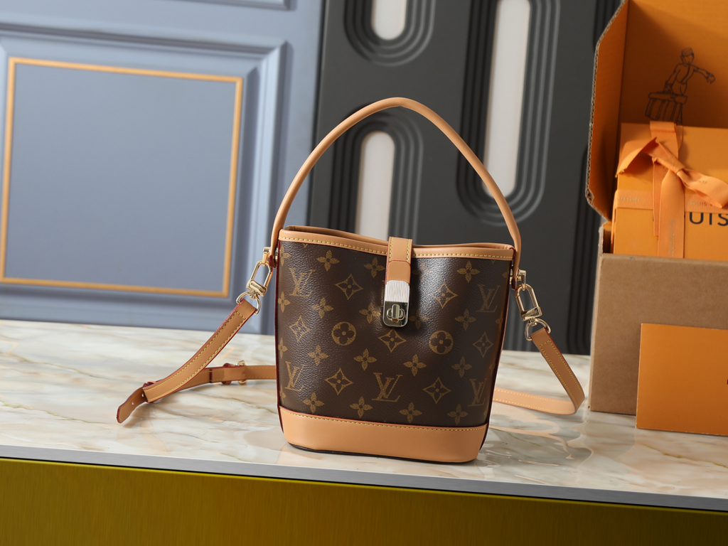 Brown Handbag for Women 18.0x21.0x12.0cm LEM439