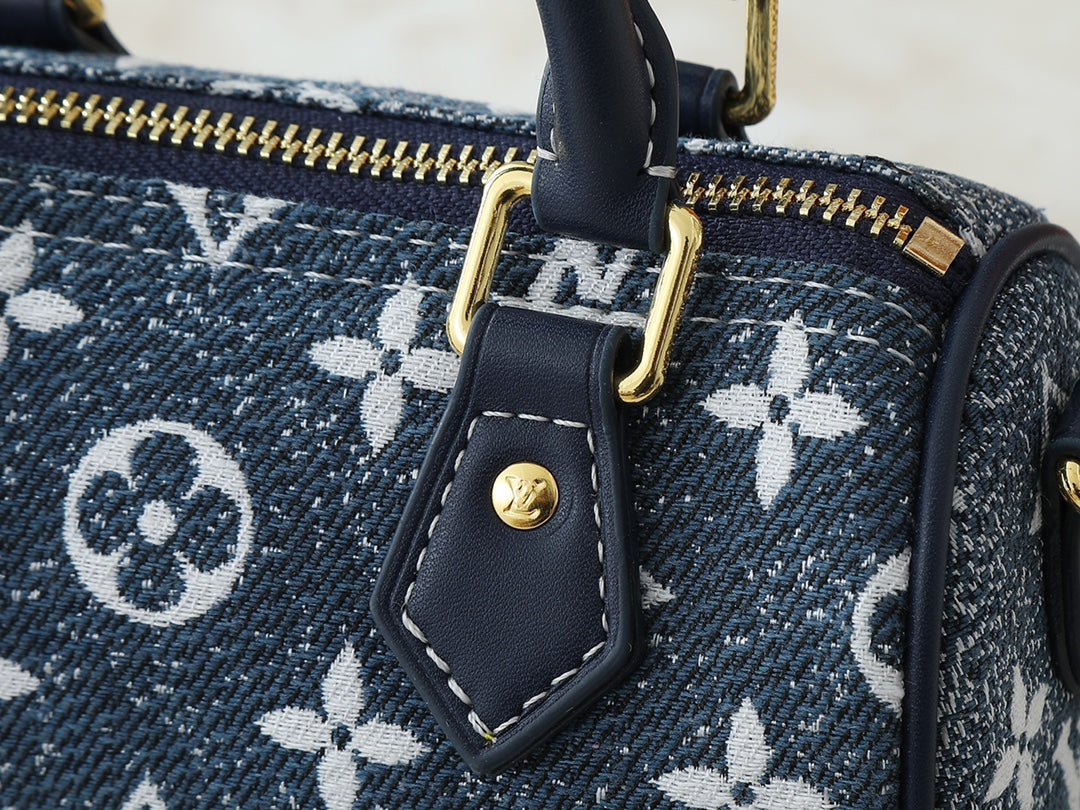 Designer Crossbody Bag for Women 16x10x7.5cm LEM251