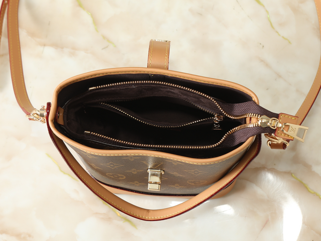 Brown Handbag for Women 18.0x21.0x12.0cm LEM439
